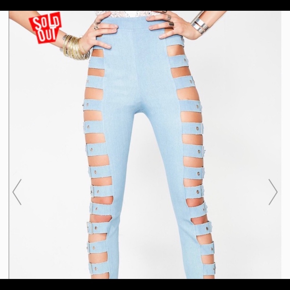 NWT Hot & Delicious cut out buckle jeans size M